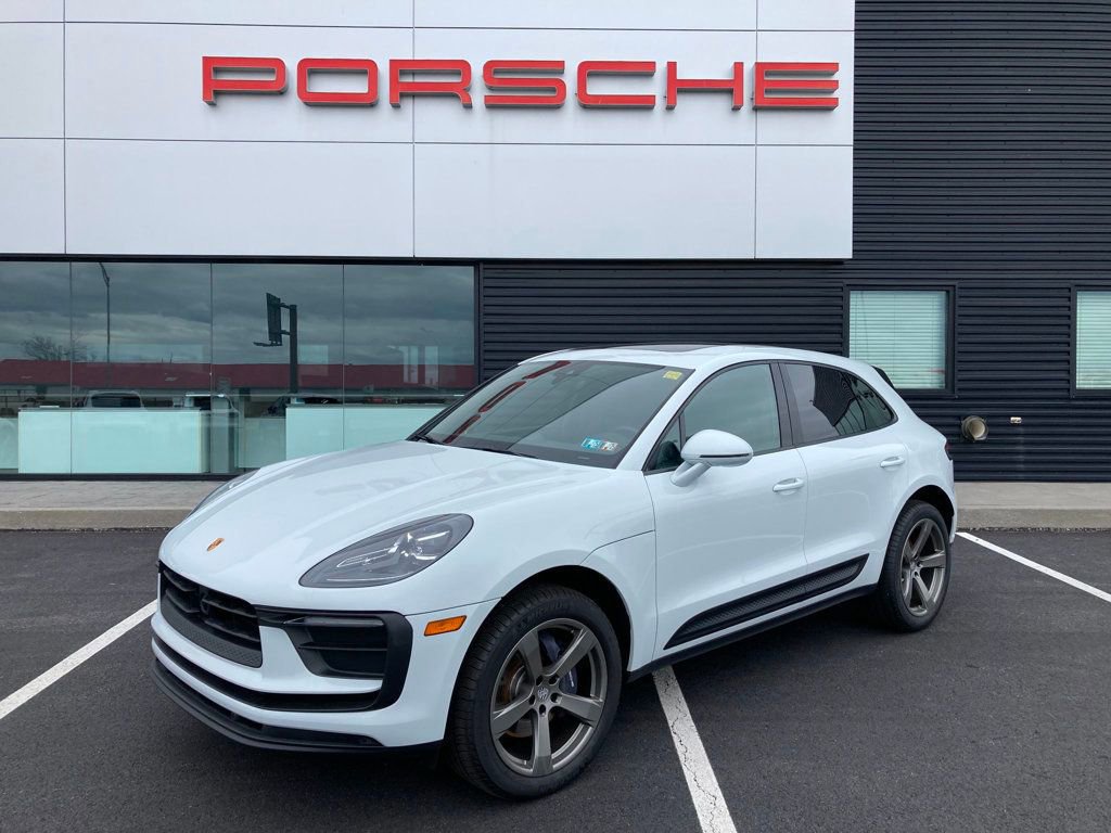Used 2024 Porsche Macan image 1