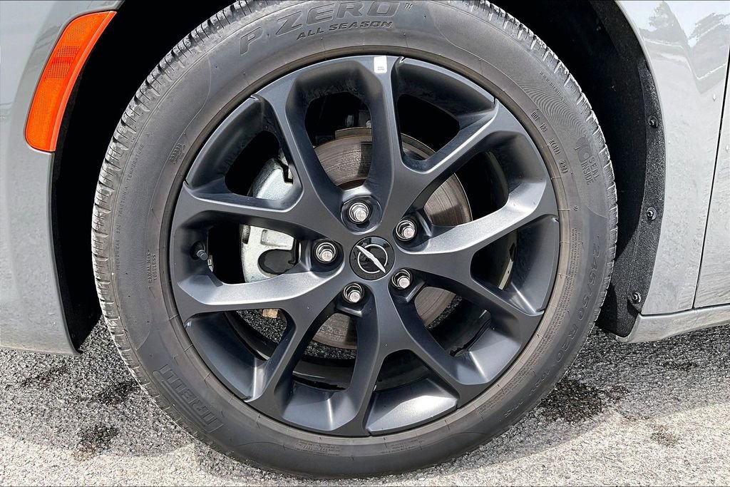 Used 2025 Chrysler Pacifica Limited FWD image 9