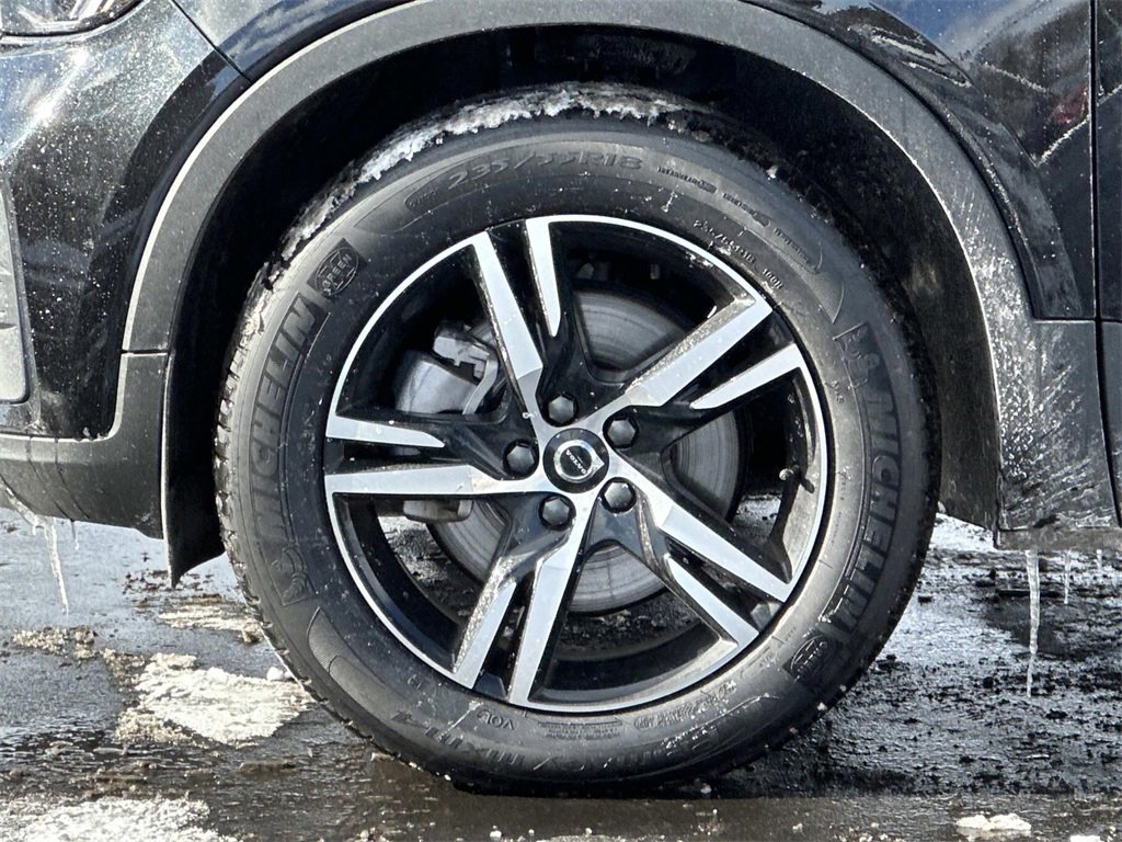 Used 2025 Volvo XC40 B5 Core image 9