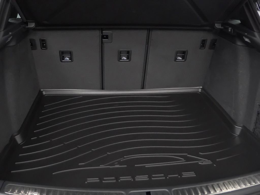 Certified 2025 Porsche Macan Turbo image 13