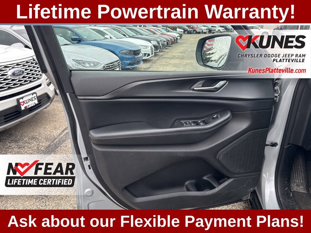 Used 2024 Jeep Grand Cherokee Laredo image 12