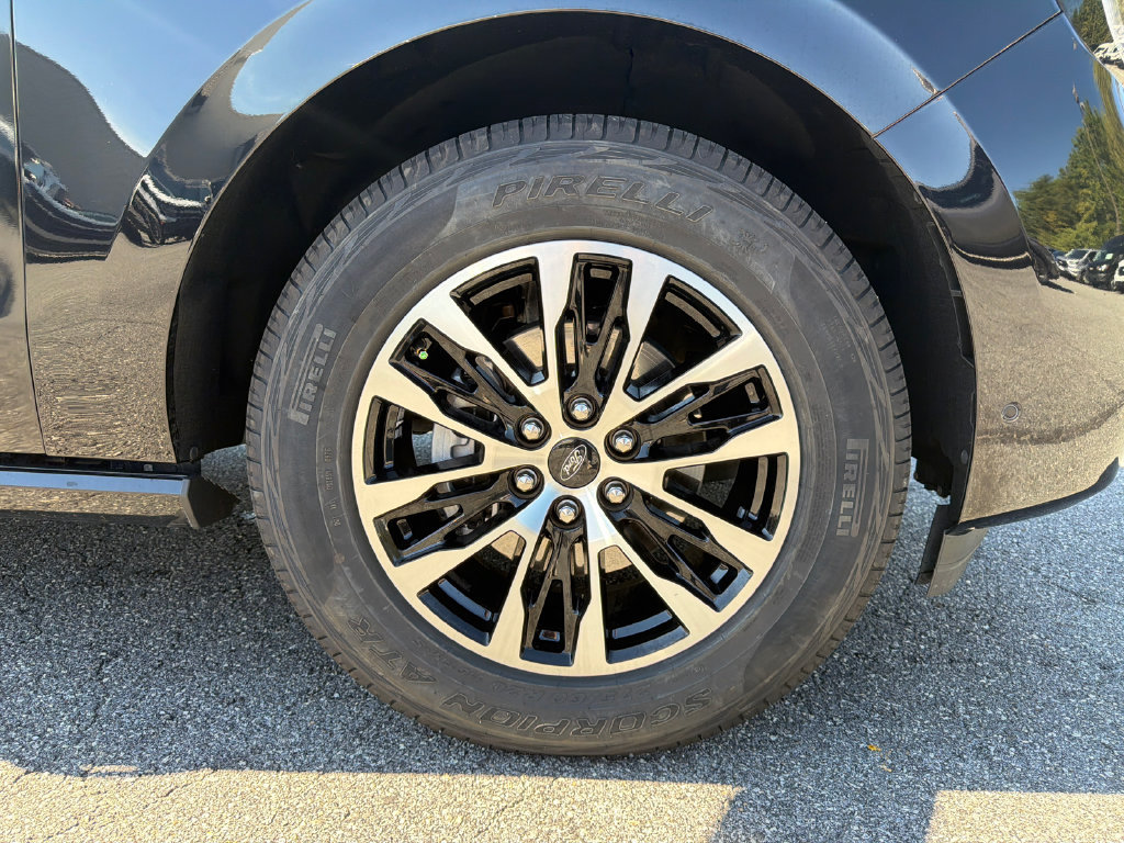 Used 2025 Ford Expedition Platinum AWD/4WD image 12