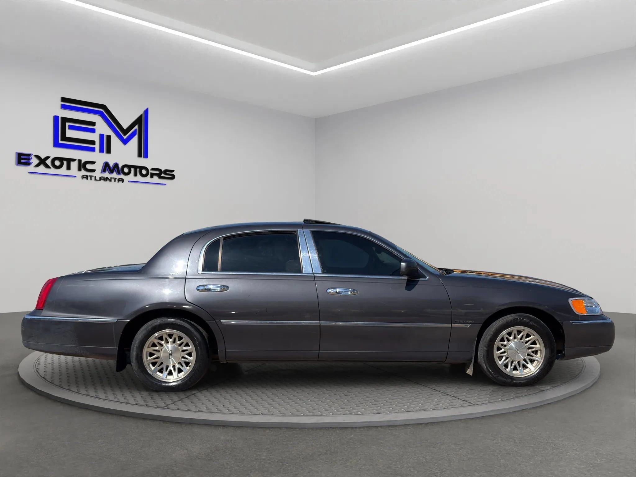 Used 1998 Lincoln Town Car Signature RWD image 5
