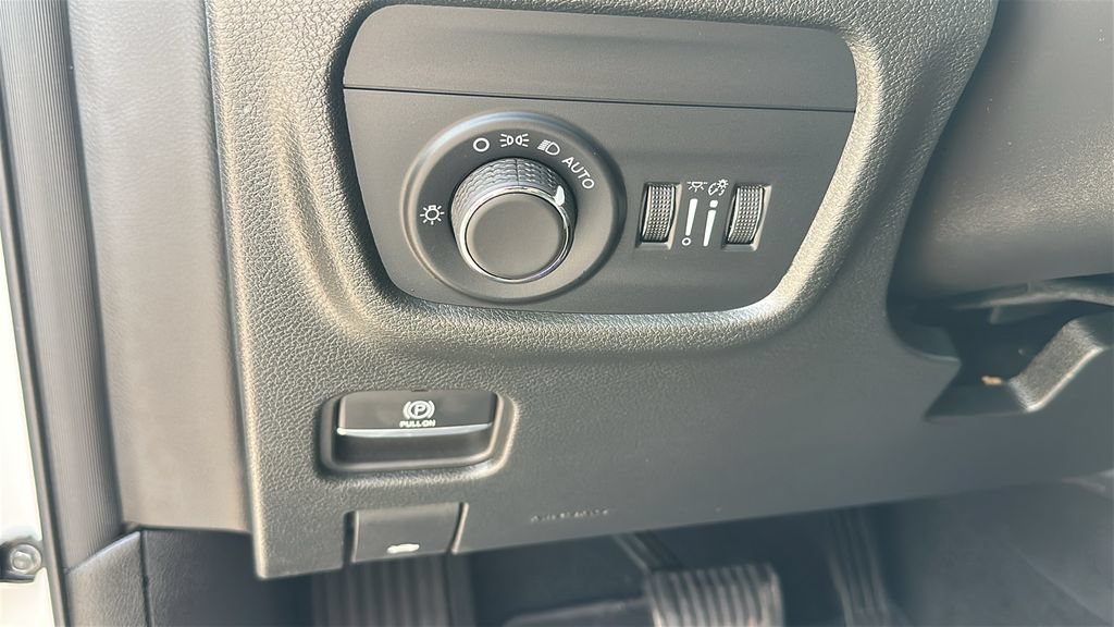 Used 2025 Jeep Grand Cherokee Altitude AWD/4WD image 13