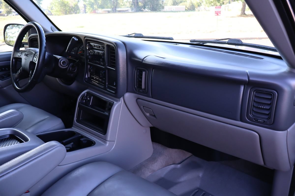 Used 2005 GMC Yukon SLT w/ SLT Preferred Equipment Group AWD/4WD image 17