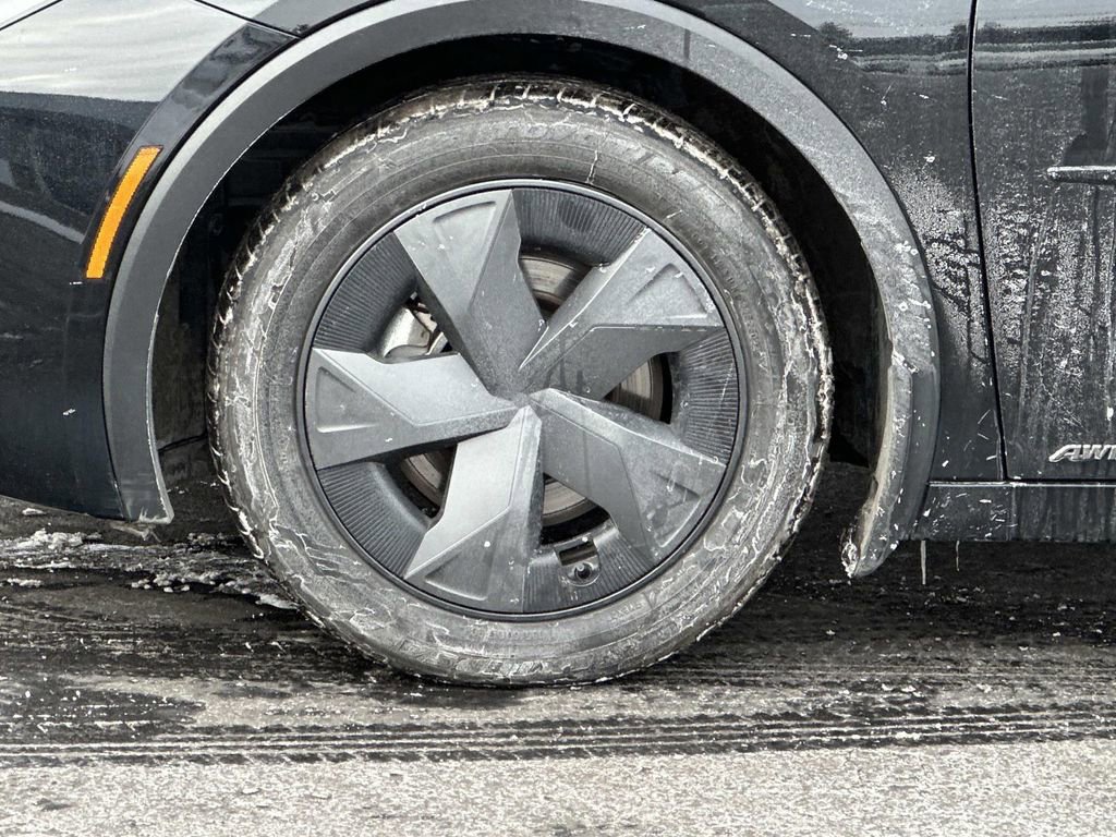 Used 2025 Toyota Prius LE image 9