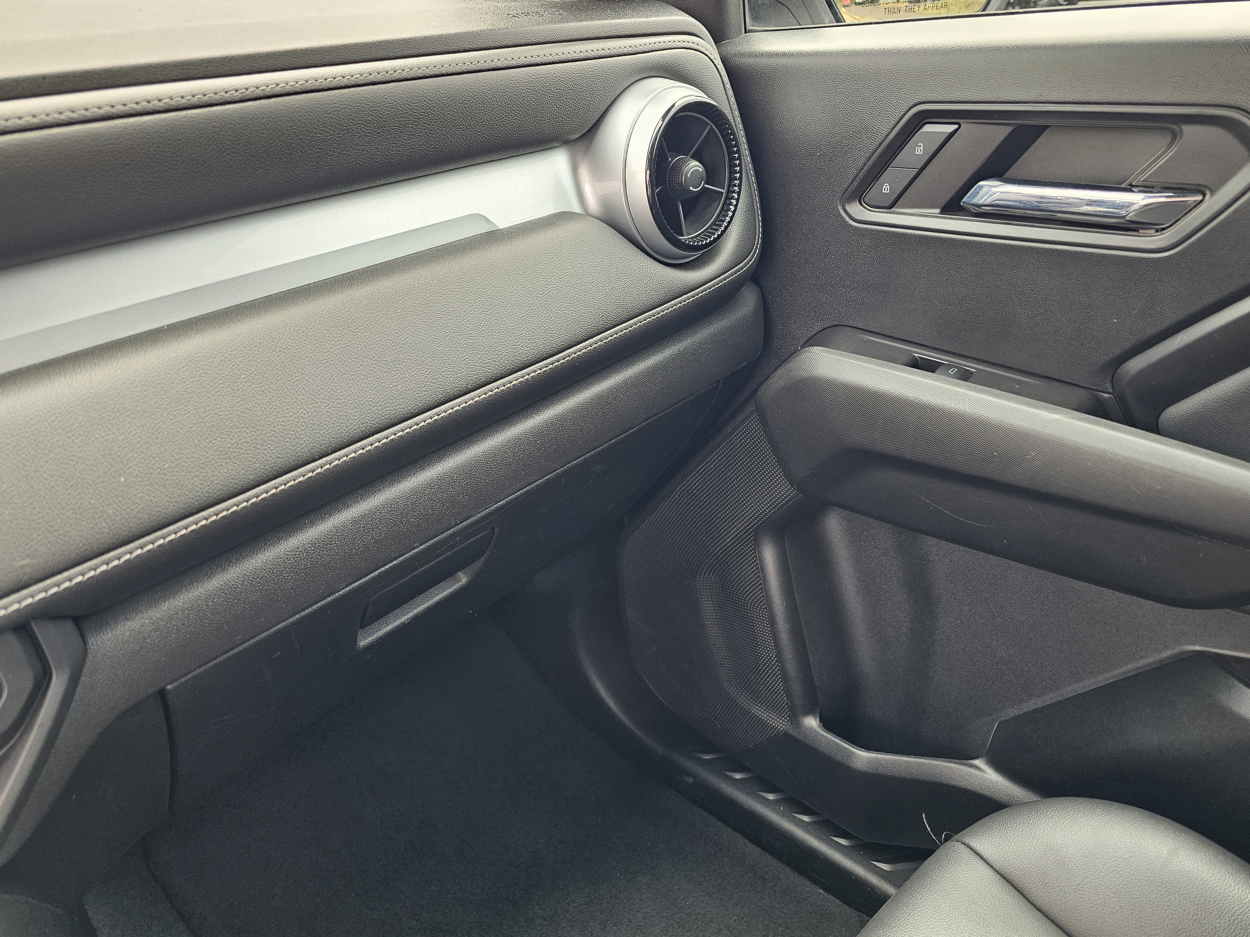 Used 2024 Chevrolet Colorado LT w/ LT Convenience Package III RWD image 25