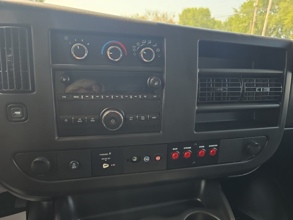 Used 2015 Chevrolet Express 2500 RWD image 24