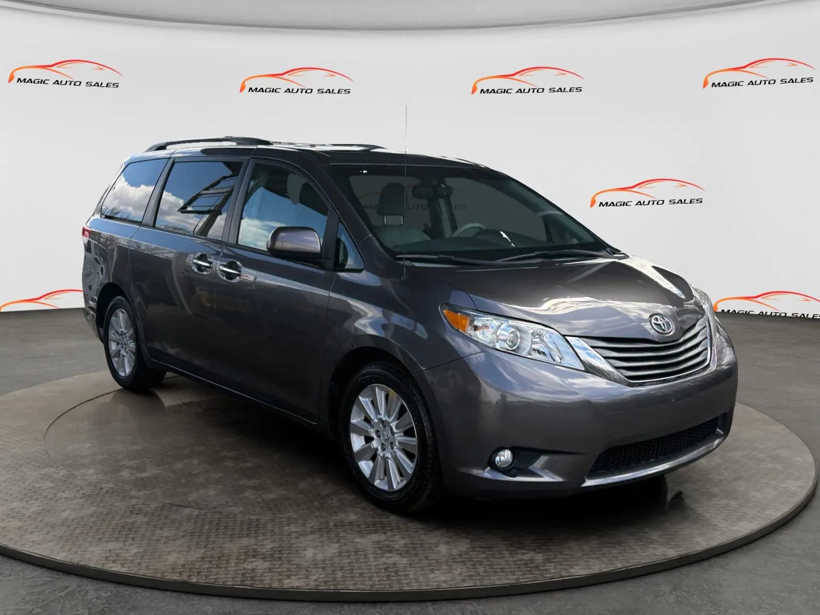 Used 2013 Toyota Sienna XLE image 5