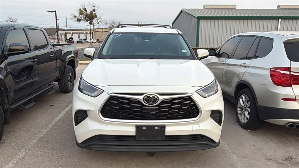 Used 2021 Toyota Highlander L image 2