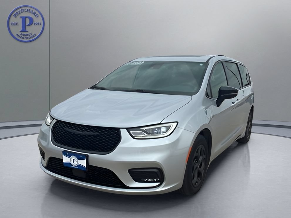 Used 2023 Chrysler Pacifica Limited w/ Uconnect Theater Family Group FWD image 3