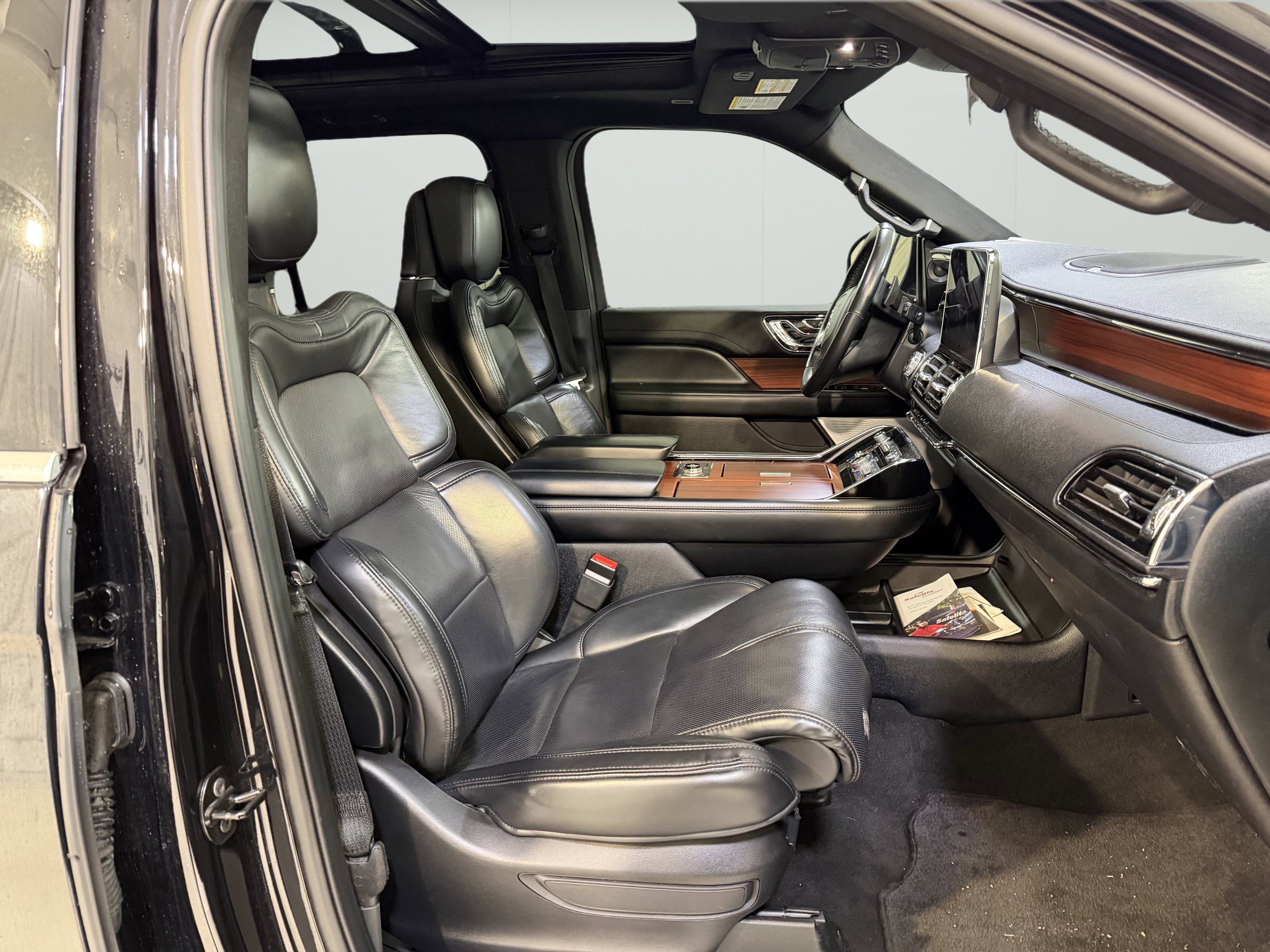 Used 2020 Lincoln Navigator Reserve w/ Equipment Group 208A Reserve AWD/4WD image 13