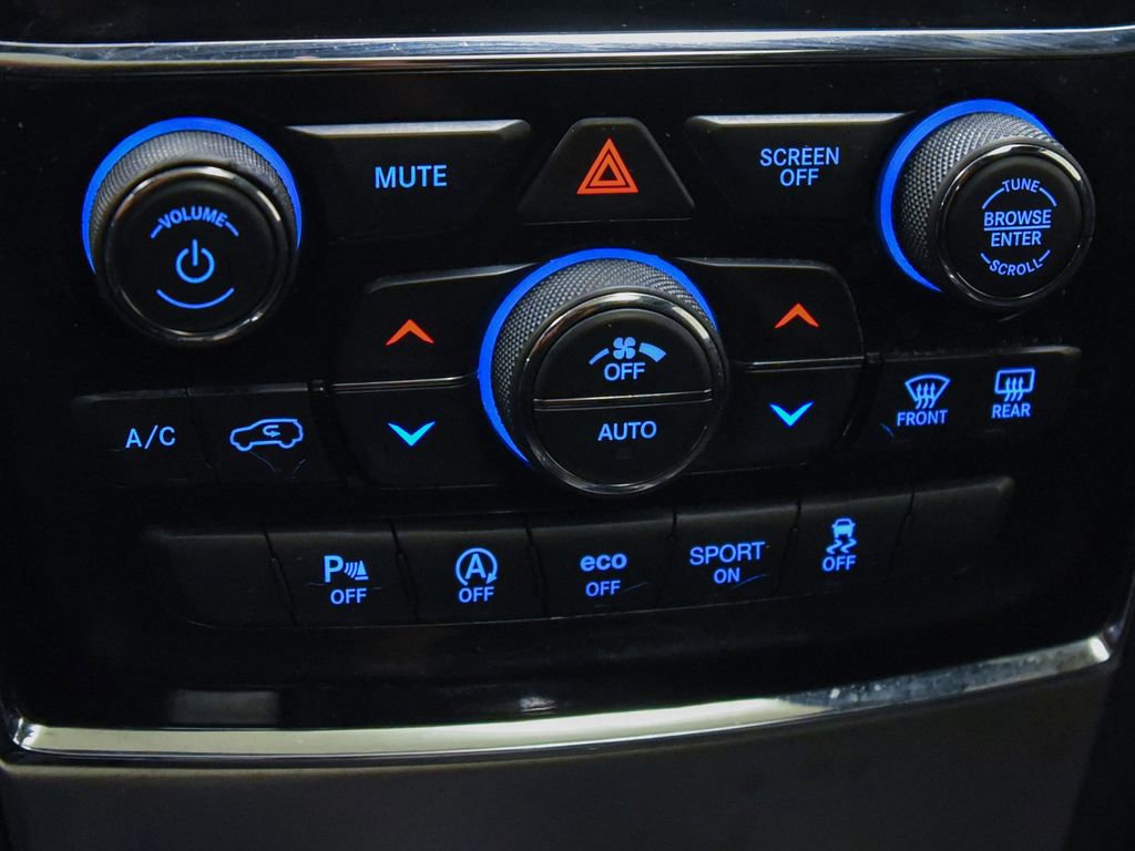 Used 2022 Jeep Grand Cherokee Laredo X AWD/4WD image 19
