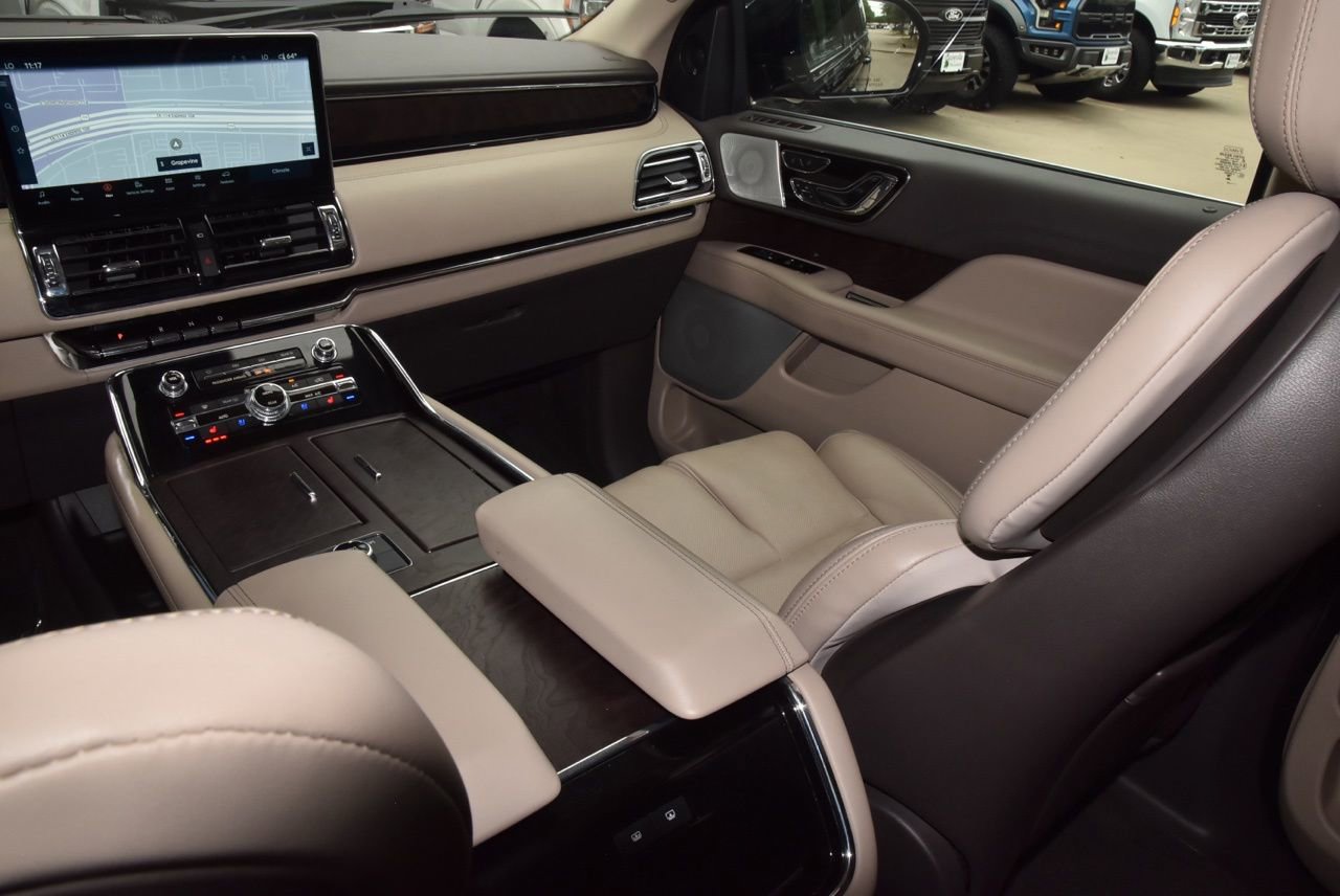 Certified 2023 Lincoln Navigator Reserve AWD/4WD image 18