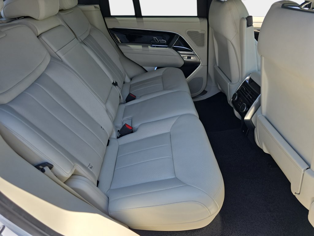 Used 2025 Land Rover Range Rover SE AWD/4WD image 11