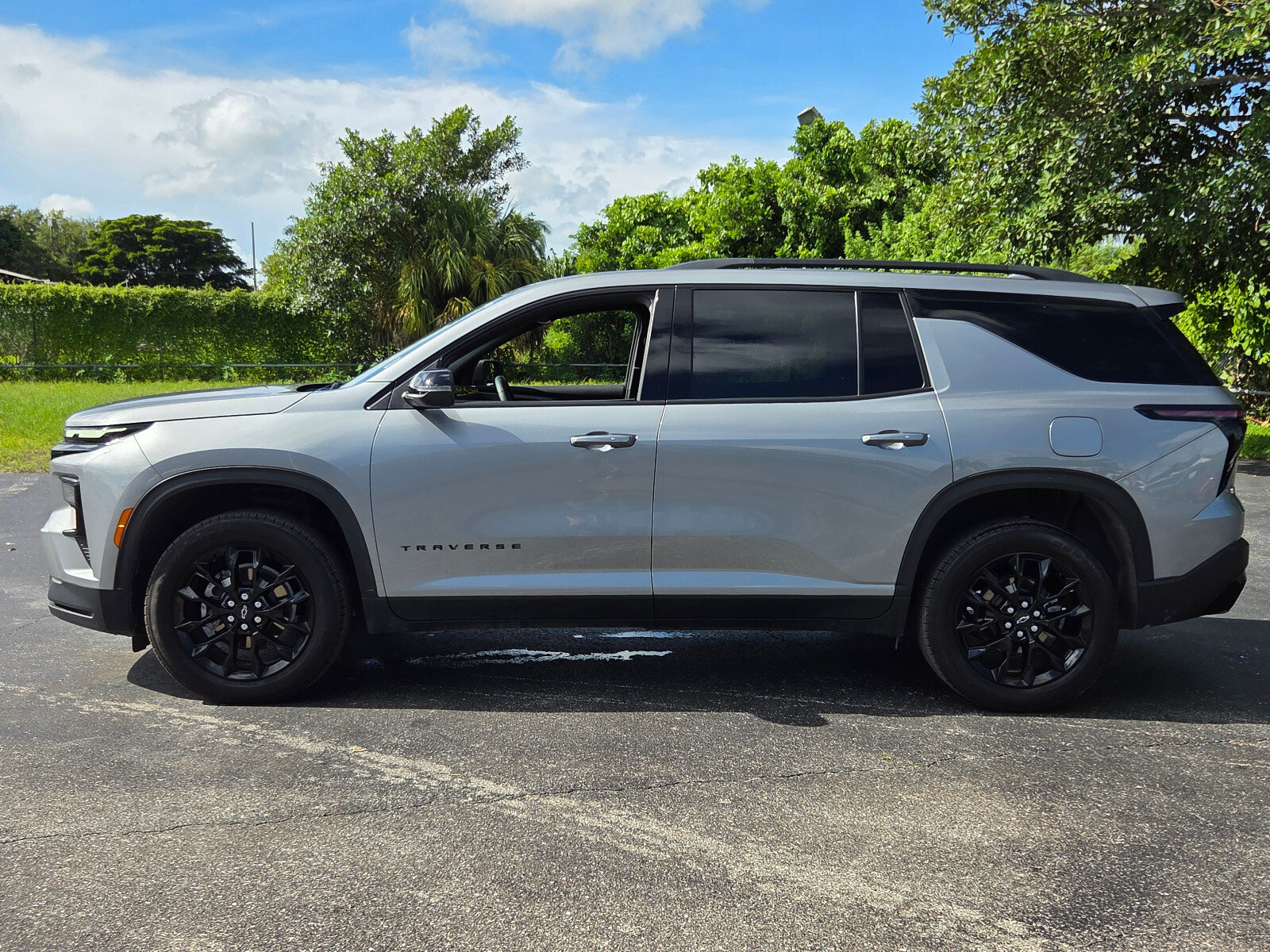 Certified 2025 Chevrolet Traverse LT w/ Midnight/Sport Edition FWD image 2