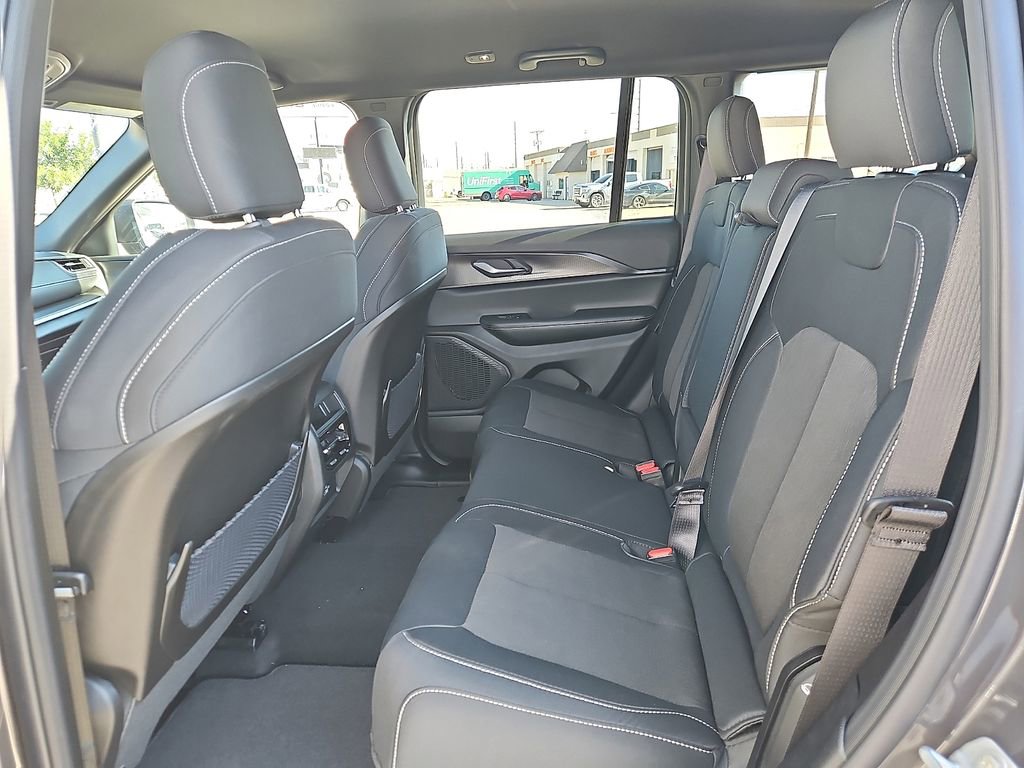 New 2026 Jeep Grand Cherokee Laredo AWD/4WD image 11