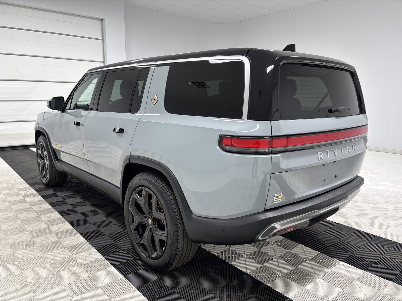 Used 2022 Rivian R1S Launch Edition image 3