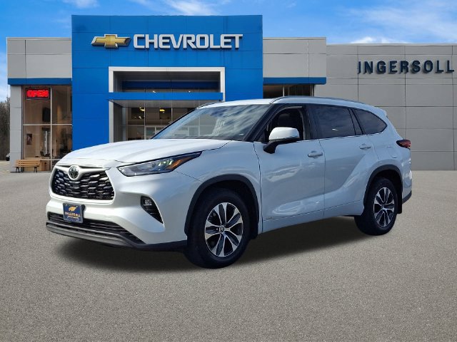 Used 2025 Toyota Highlander XLE AWD/4WD image 32