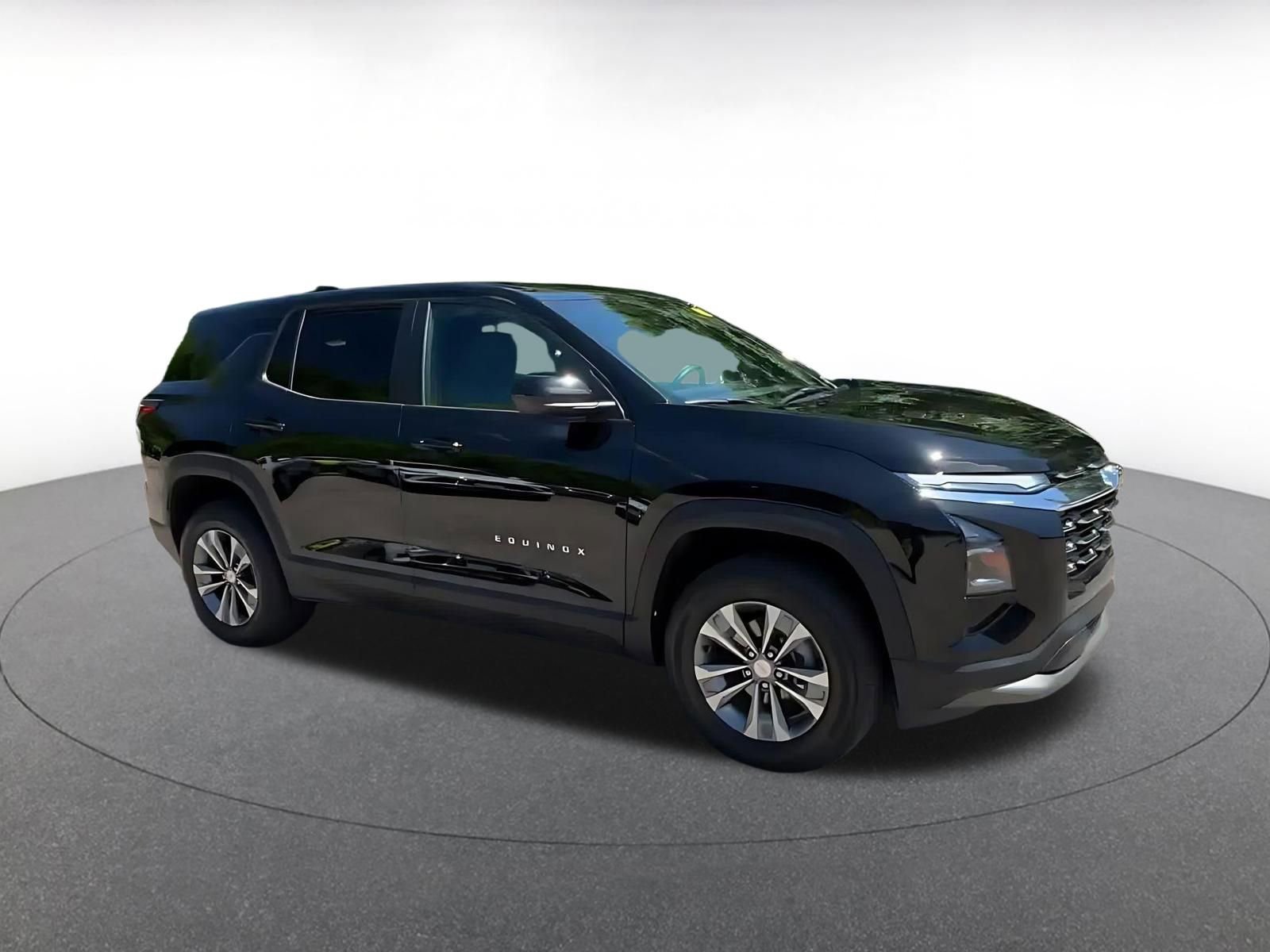 Used 2025 Chevrolet Equinox LT FWD image 2