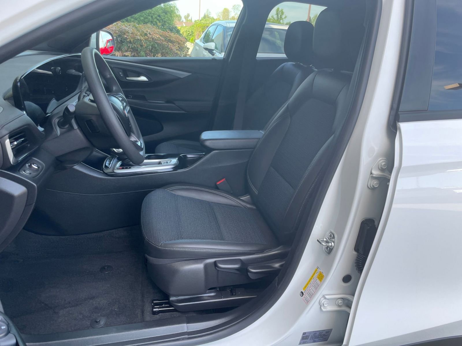 Used 2025 Buick Envista Preferred image 37