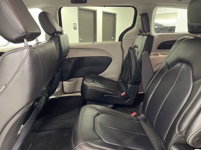 Used 2023 Chrysler Pacifica Touring-L image 24