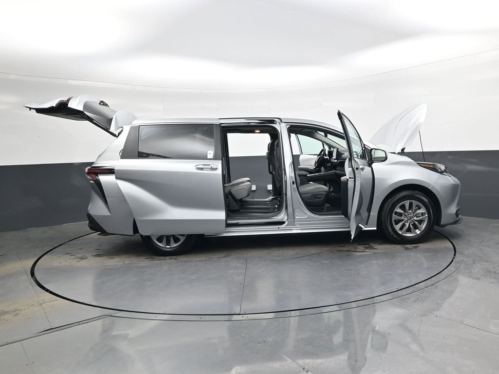 Used 2025 Toyota Sienna XLE image 45