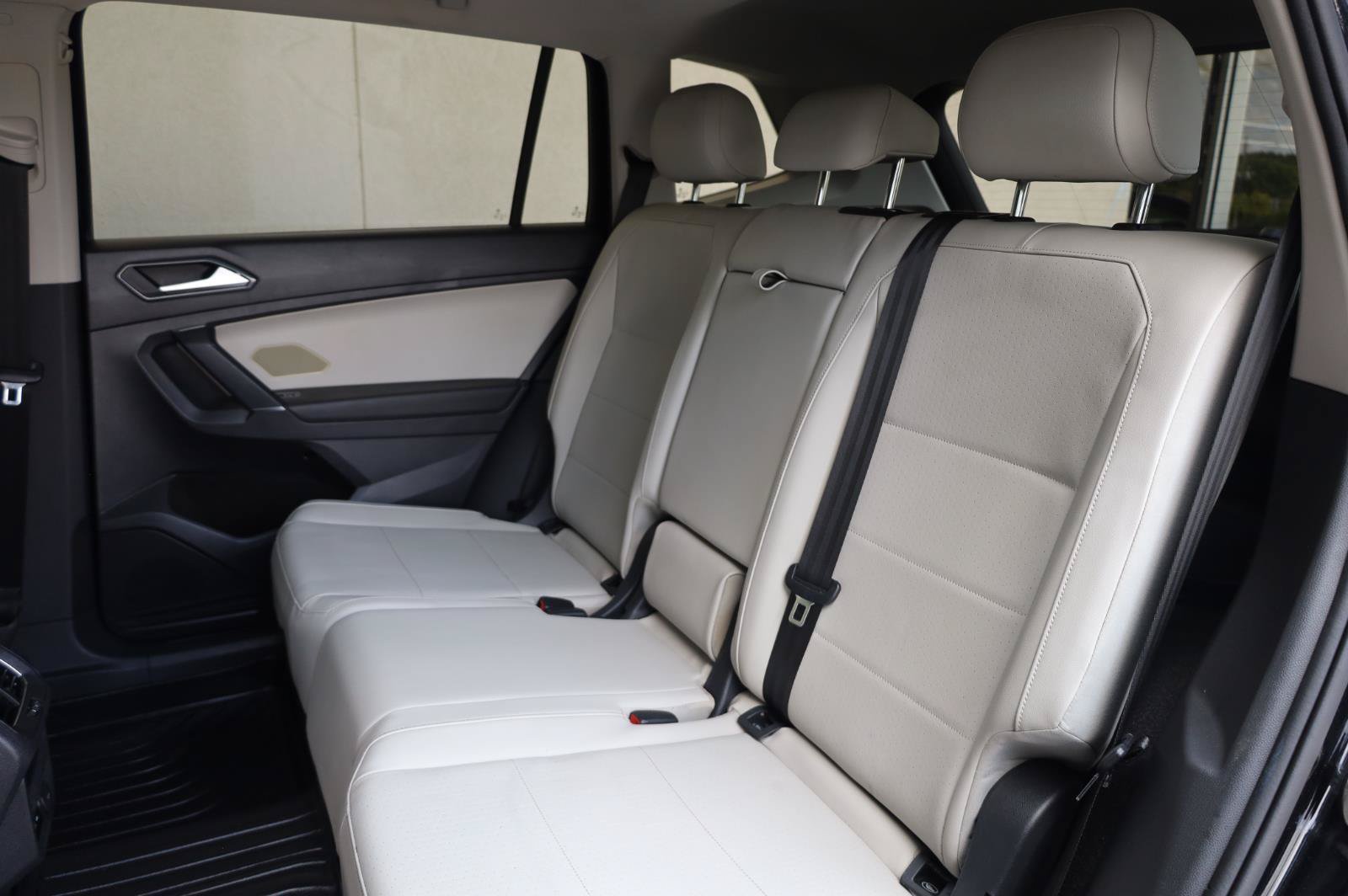 Used 2018 Volkswagen Tiguan SEL AWD/4WD image 18