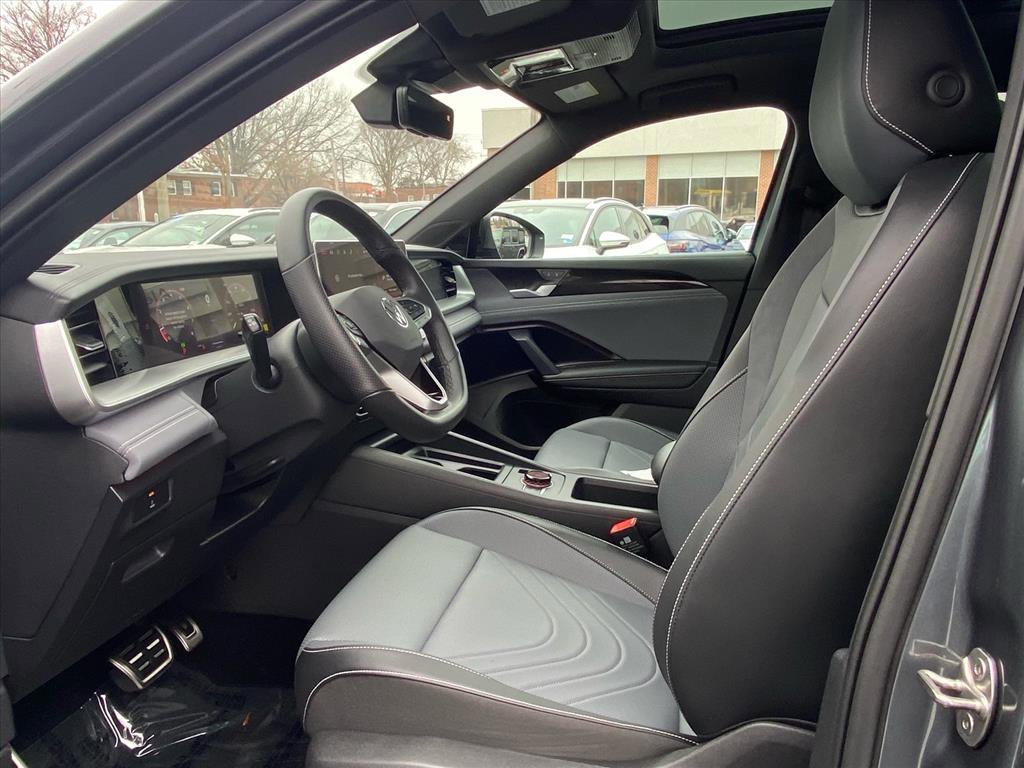 Used 2025 Volkswagen Tiguan SE R-Line image 13