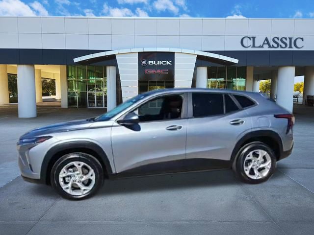 Used 2024 Chevrolet Trax LS w/ LS Convenience Package FWD image 4