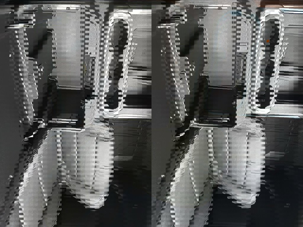 Used 2021 Chevrolet Silverado 1500 High Country w/ Technology Package image 34