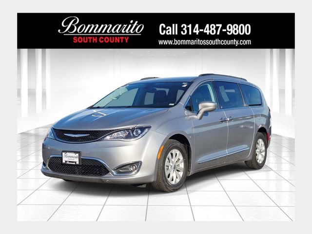 Used 2017 Chrysler Pacifica Touring-L FWD image 1
