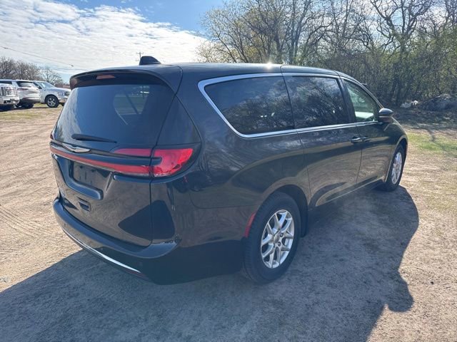 Used 2023 Chrysler Pacifica Touring-L FWD image 11