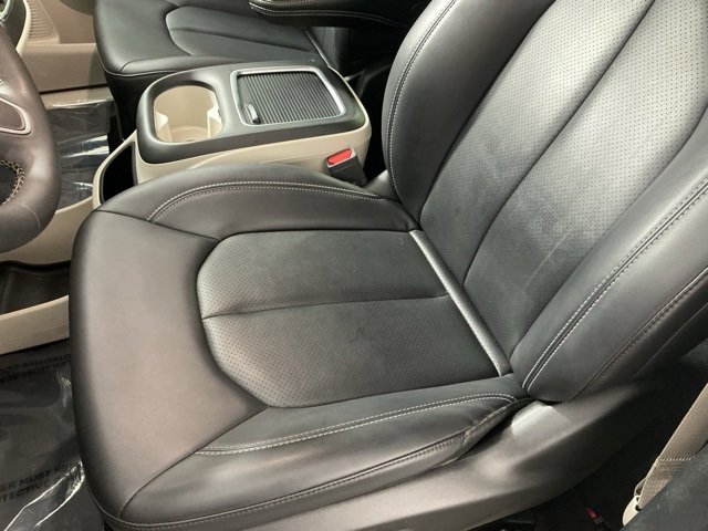 Used 2024 Chrysler Pacifica Touring-L image 8