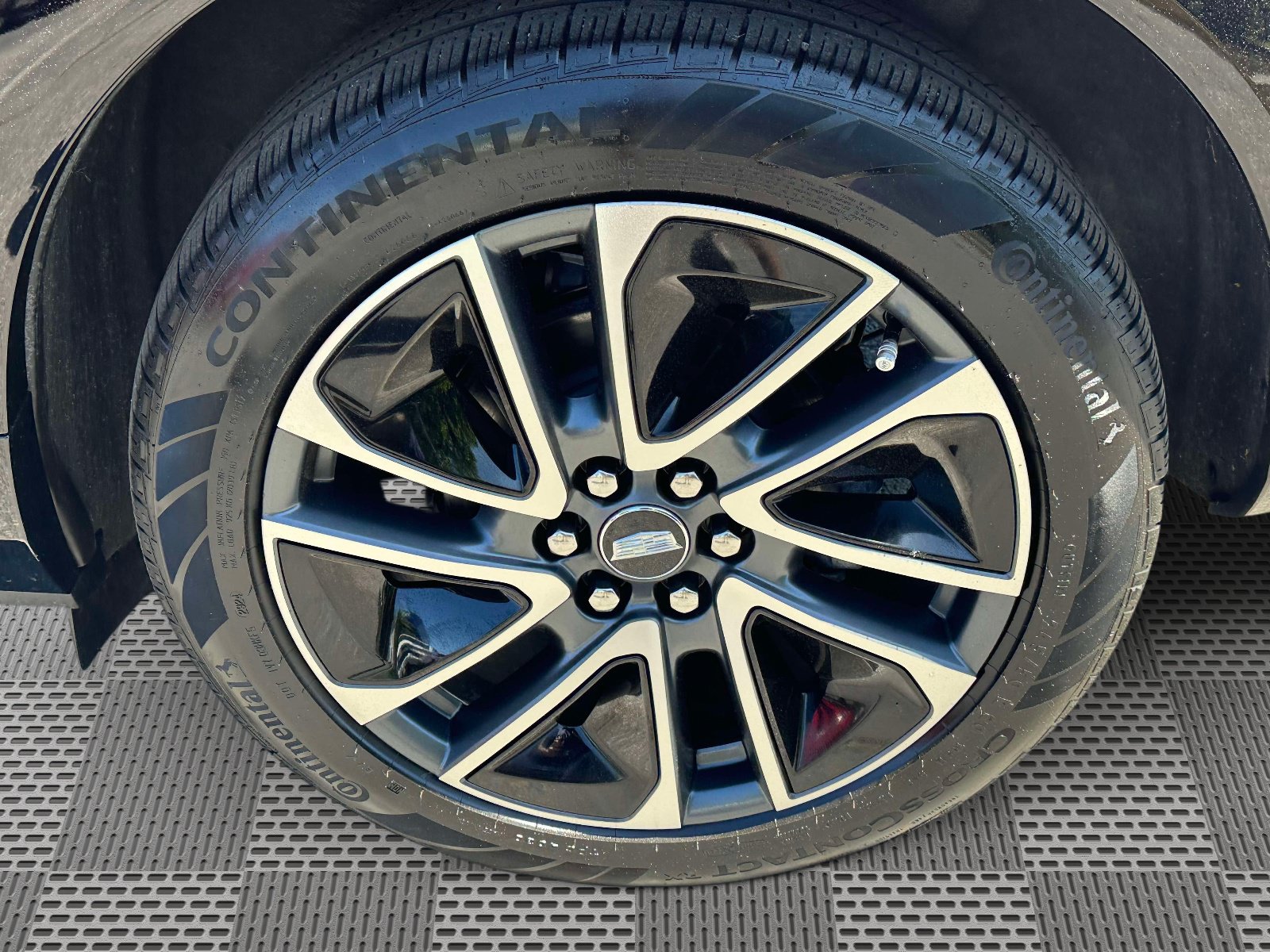 Used 2025 Cadillac Optiq Sport 2 w/ LPO, Floor Liner Package AWD/4WD image 32