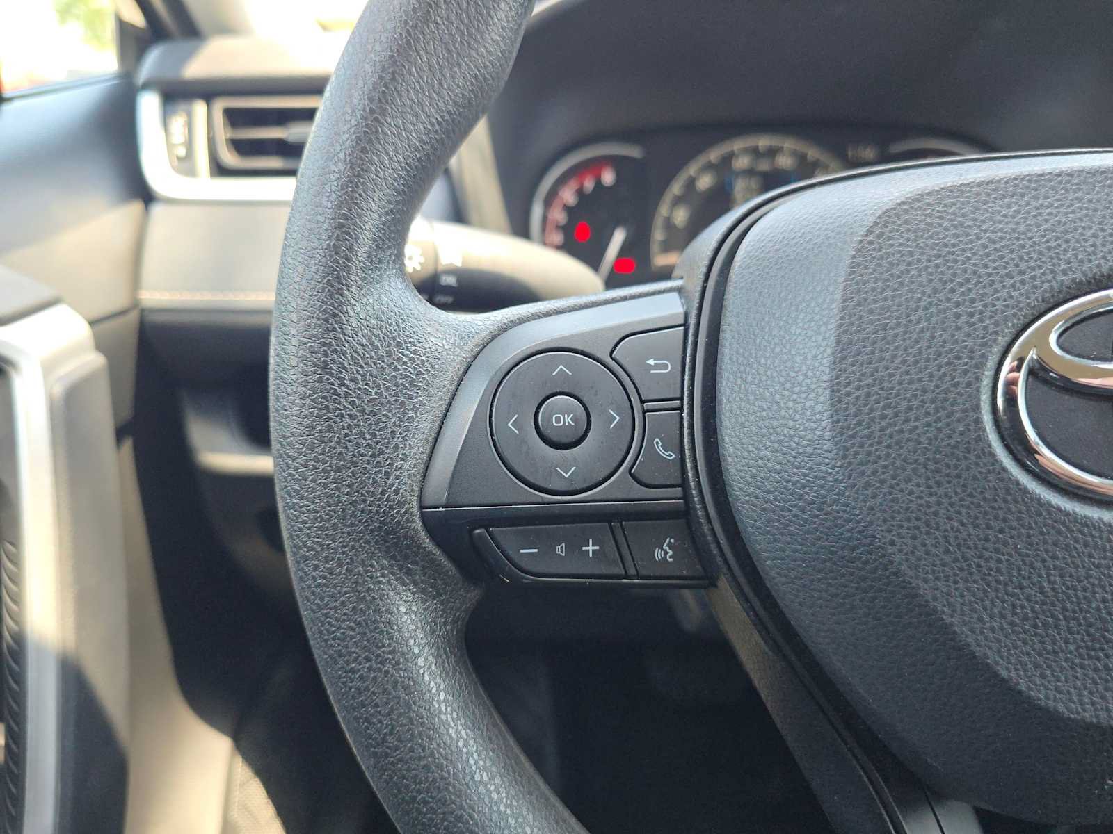 Used 2025 Toyota RAV4 LE FWD image 31