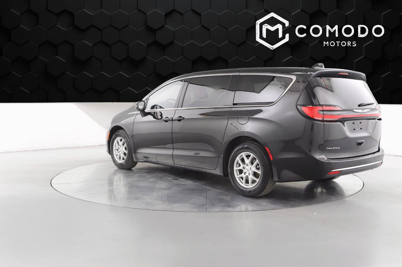 Used 2023 Chrysler Pacifica Touring-L image 5
