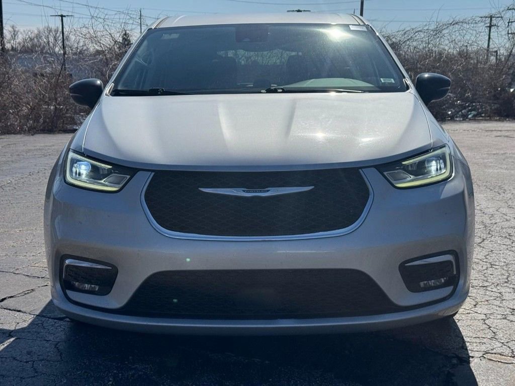 Used 2024 Chrysler Pacifica Touring-L image 9