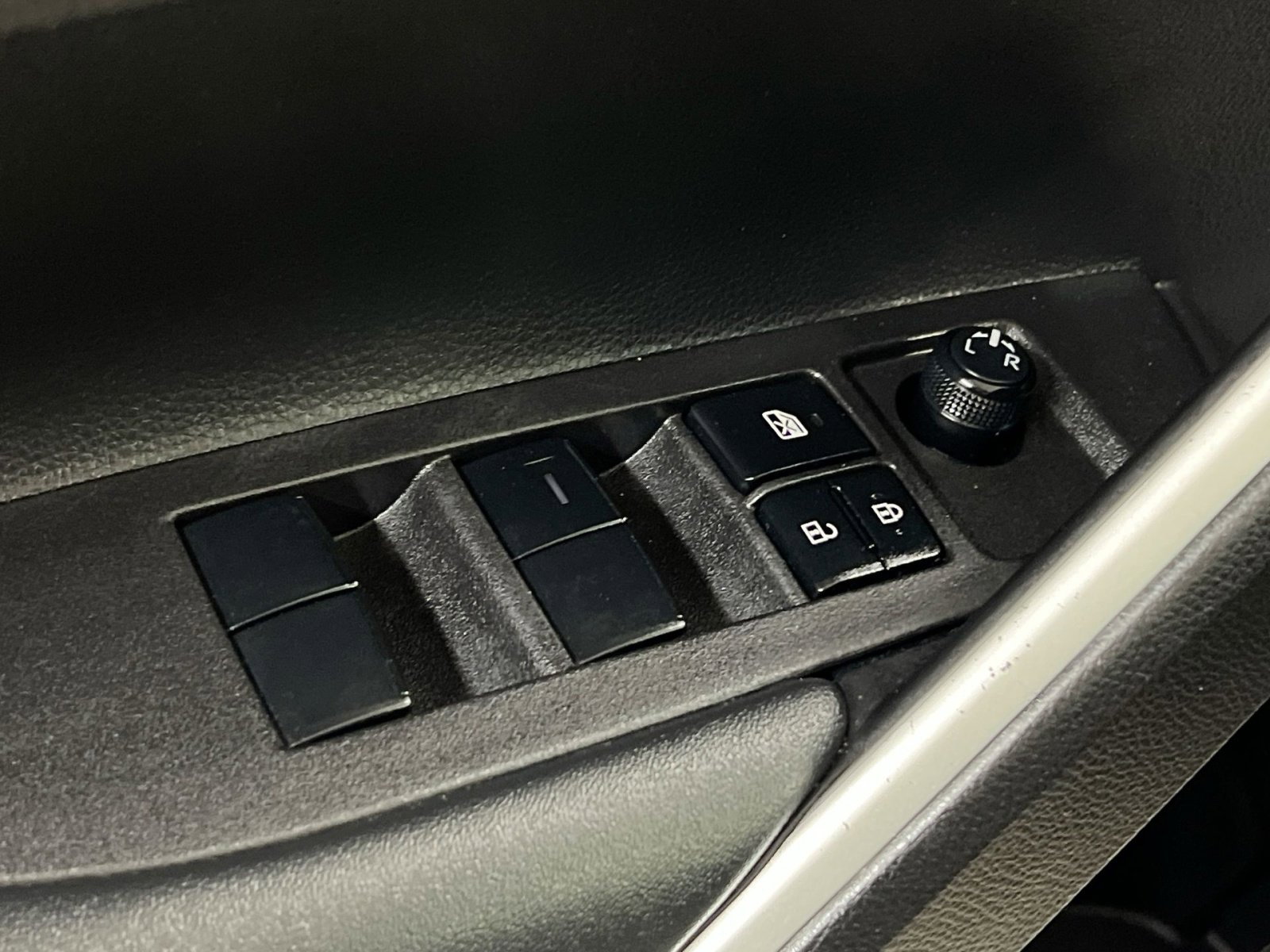 Used 2025 Toyota Corolla Cross AWD Hybrid image 19