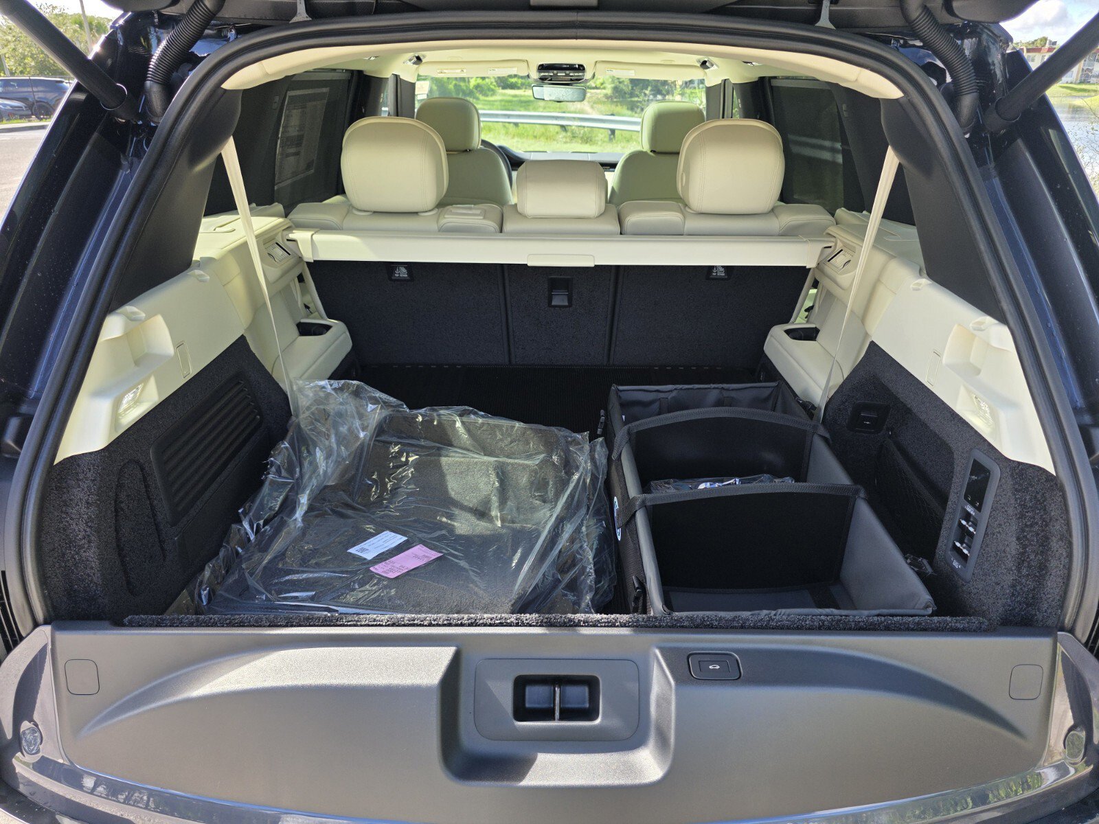 New 2027 Land Rover Range Rover Long Wheelbase SE AWD/4WD image 14