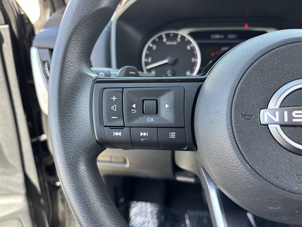 Used 2023 Nissan Rogue SV FWD image 26