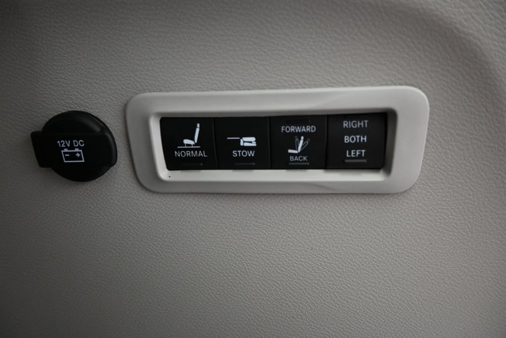Used 2024 Chrysler Pacifica Limited w/ Uconnect Theater Family Group FWD image 35