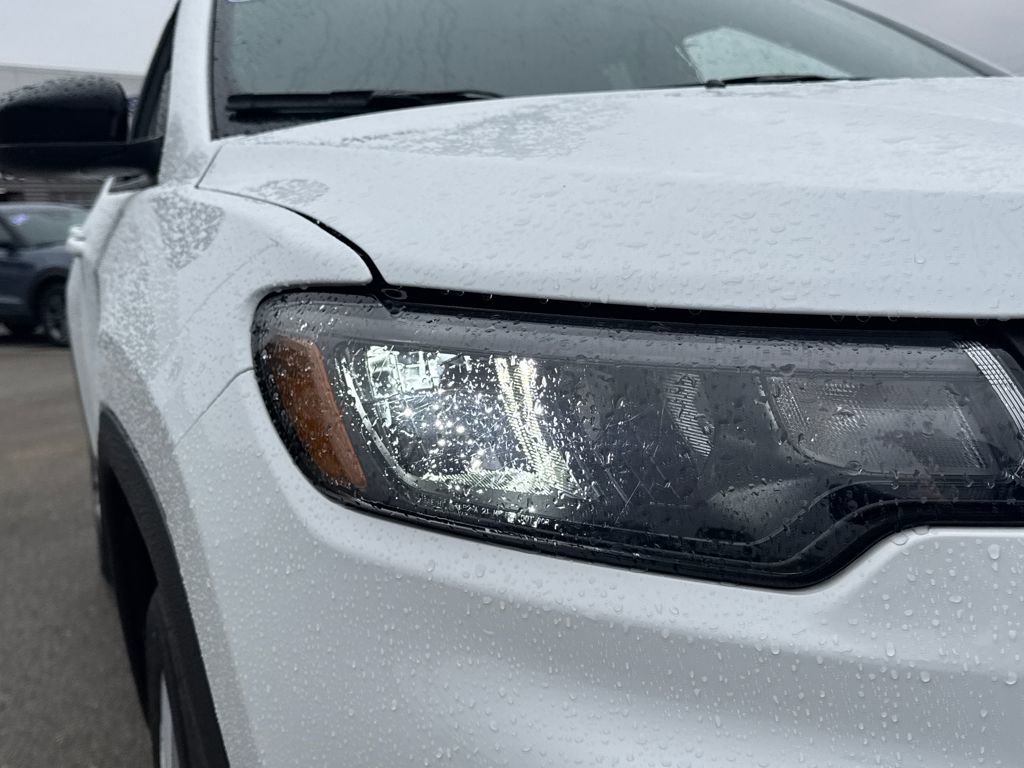 Used 2024 Jeep Compass Latitude image 12