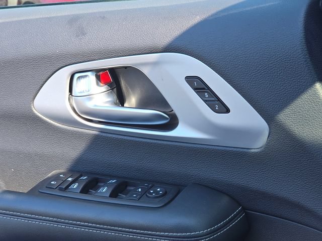 Used 2025 Chrysler Pacifica Limited FWD image 16
