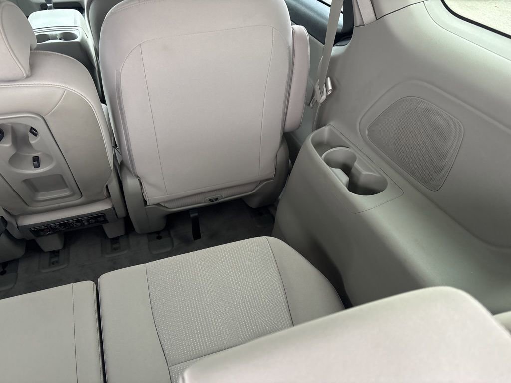 Used 2021 Kia Sedona LX image 11