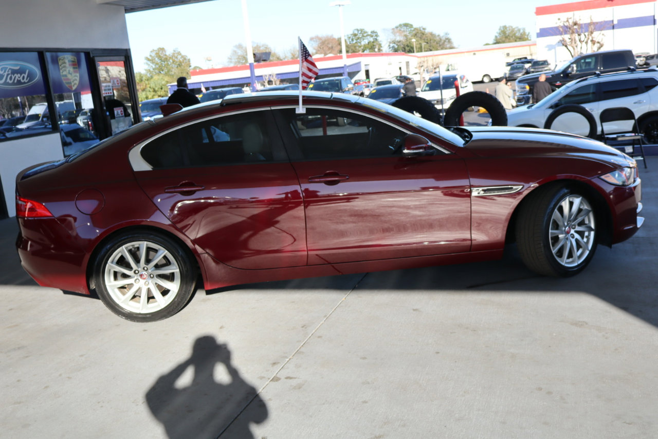 Used 2017 Jaguar XE image 4