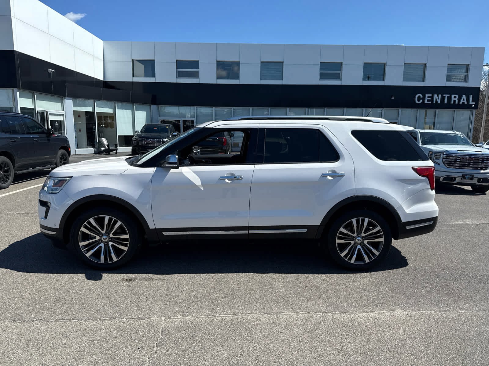 Used 2019 Ford Explorer Platinum AWD/4WD image 2
