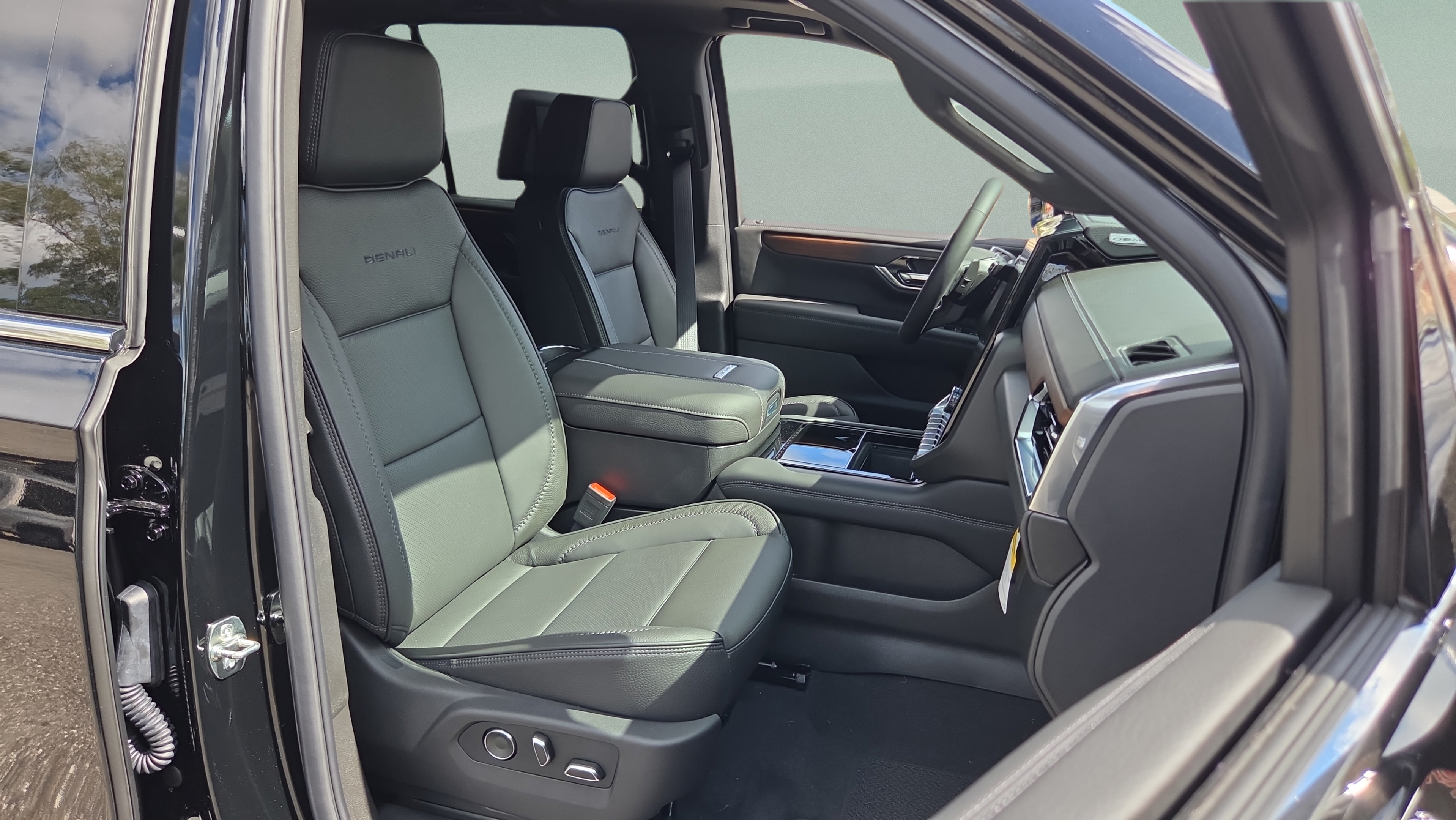 New 2026 GMC Yukon Denali w/ Denali Reserve Package RWD image 16