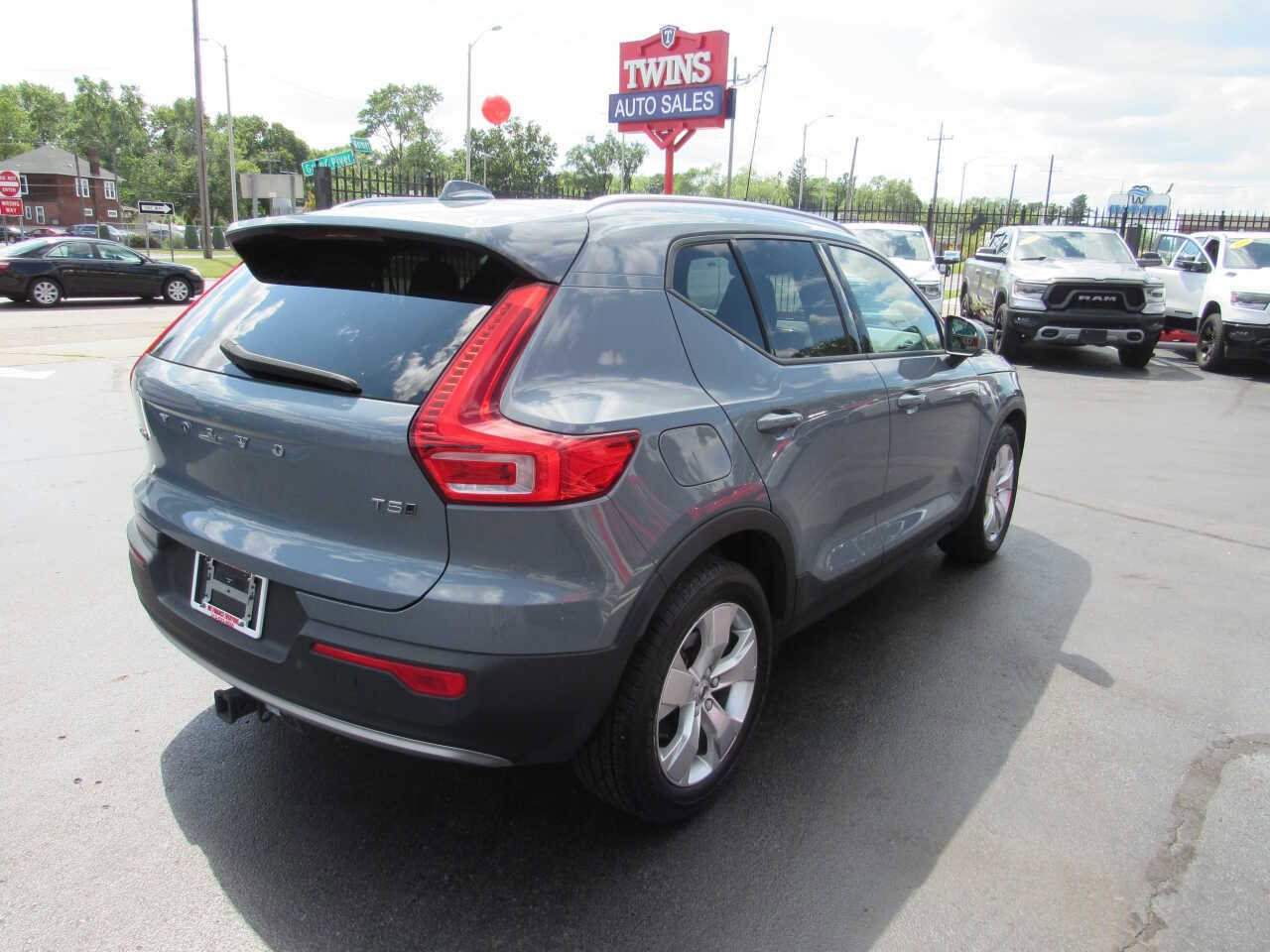 Used 2021 Volvo XC40 T5 Momentum image 6