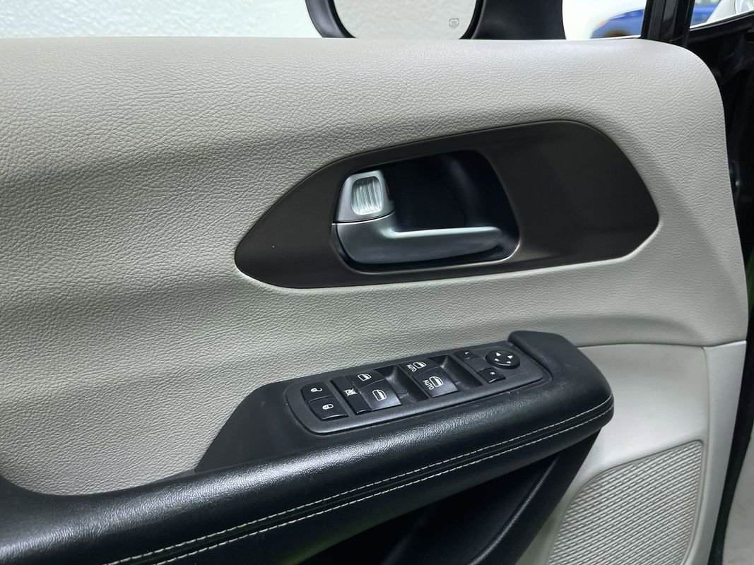 Used 2022 Chrysler Voyager LX image 15